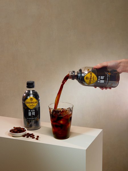 Georgia Coffee — 블랙 제품 연출