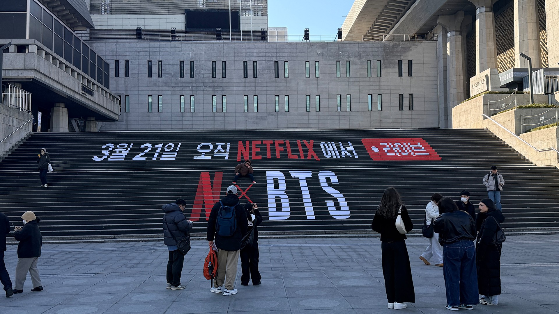 넷플릭스 N x BTS 「Comeback Live」 — 옥외 계단 광고