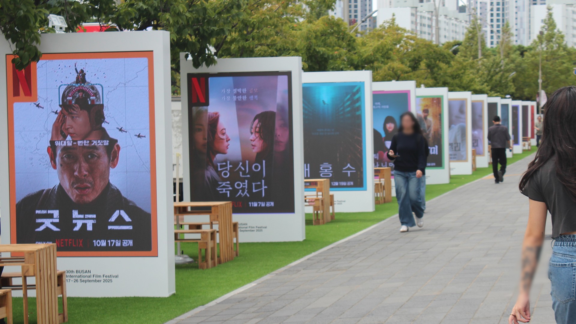 부산국제영화제 — 넷플릭스 외벽 포스터